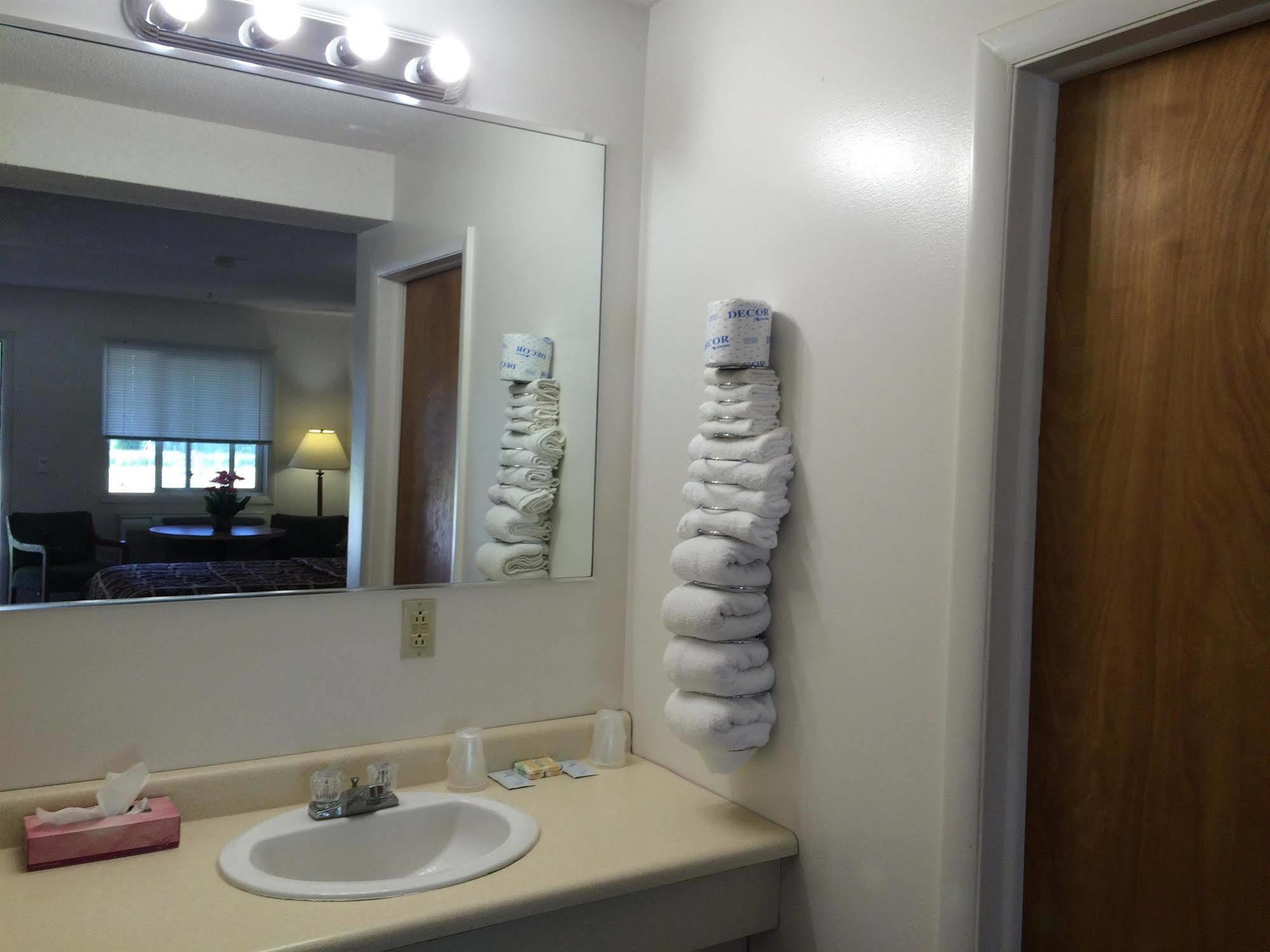 Port Lodge Motel Pulaski Экстерьер фото